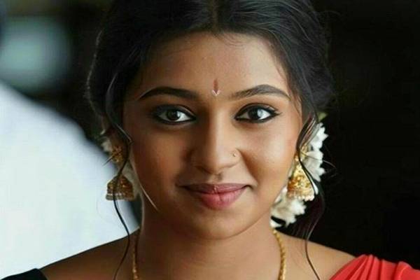 படங்களில் குடும்ப பெண்ணாக வரும் நடிகையா இது? தூள் கிளப்பும் Dance video | Actress Lakshmi Menon Last Post Dance Video
