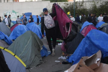 பிரான்ஸ் பரிசில் 27 அகதிகளை நாட்டைவிட்டு வெளியேற உத்தரவு