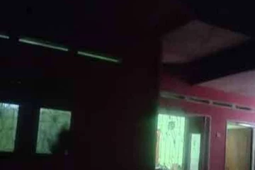 பொலிஸாருக்கு தகவல் வழங்கியவர் வீட்டின் மீது துப்பாக்கிச் சூடு