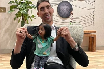 நேரடியாக சந்தித்துக்கொண்ட உலகின் மிக உயரமான ஆண் – மிக குள்ளமான பெண்