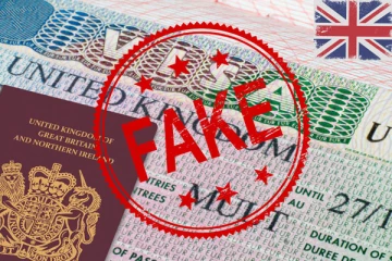 பிரித்தானியா செல்வதற்காக இந்தியர் செய்த மோசடி: விமான நிலையத்திலேயே சிக்கினார்