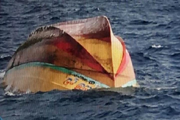 சூறாவளியால் கவிழ்ந்தது இழுவைப் படகு -ஐந்து மீனவர்கள் மாயம்