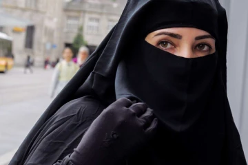 பெண் வேடத்தில் பர்தா அணிந்து சுற்றித்திரிந்த மாணவன்