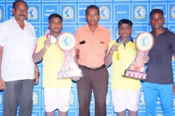 தொடர்ந்து 12 மணி நேரம் நீச்சல் - உலக சாதனை படைத்த தமிழக சகோதரர்கள்!