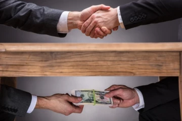 கையூட்டு பெற்ற சிறைச்சாலை உத்தியோகத்தர் கைது