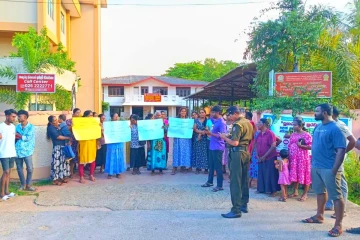 திருகோணமலையில் உள்வீதிகளைப் புனரமைப்பதற்கு அனுமதி வழங்குமாறு கோரி மக்கள் போராட்டம்!