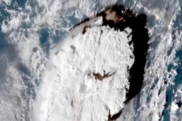 கடலுக்குள் வெடித்த எரிமலையால் சுனாமி : வெளியானது அதிர்ச்சி வீடியோ