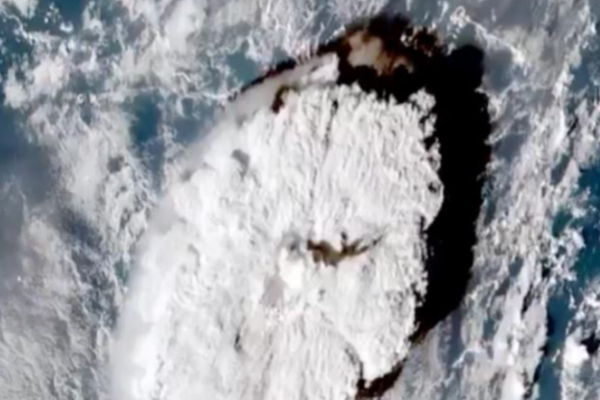 கடலுக்குள் வெடித்த எரிமலையால் சுனாமி : வெளியானது அதிர்ச்சி வீடியோ - தமிழ்நாடு