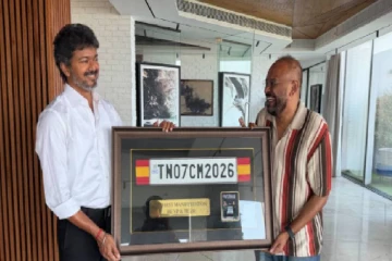 CM விஜய்யை சந்தித்த இயக்குநர் வெங்கட் பிரபு - நெகிழ்சியான பரிசு
