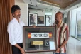 CM விஜய்யை சந்தித்த இயக்குநர் வெங்கட் பிரபு - நெகிழ்சியான பரிசு