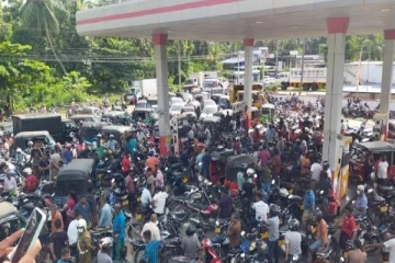 எரிபொருள் நிரப்பும் நிலையத்தில் பேருந்து சாரதியை தாக்கிய கடற்படை அதிகாரி