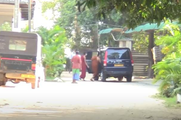 இரு பெளத்த தேரர்கள் உட்பட 7 கொள்ளையர்கள் அதிரடி கைது! வெளியான அதிர்ச்சி தகவல் | Ampara Robbery Two Buddhist Thero Arrest Police இரு பெளத்த தேரர்கள் உட்பட 7 கொள்ளையர்கள் அதிரடி கைது! வெளியான அதிர்ச்சி தகவல் | Ampara Robbery Two Buddhist Thero Arrest Police