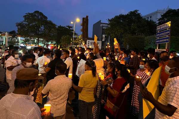 மின்தடையயைக் கண்டித்து நள்ளிரவில் தலைநகரில் போராட்டம்! (படங்கள்) | Protest Capital At Midnight Condemning Blackout