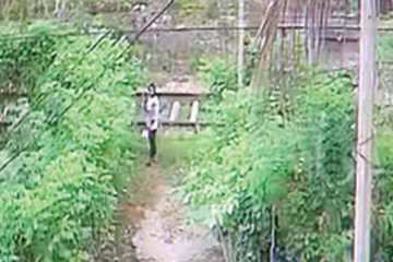 තරුණියක් දුමිරිය මාර්ගයට දෙවරක් වැඳ සිදු කළ දෙයක් CCTV කැමරාවක සටහන් වෙයි..