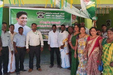 மட்டக்களப்பில் சஜித்துக்கான ஆதரவை பட்டாசு கொளுத்தி தெரிவித்த மக்கள்