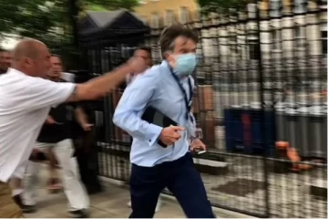 பிபிசி செய்தி ஆசிரியரை தலைதெறிக்க ஓட வைத்த கும்பல்! வெளியான பரபரப்பு வீடியோ