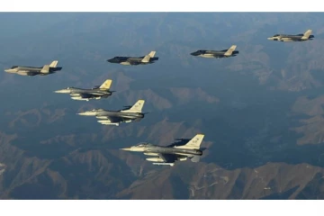 கொரிய தீபகற்பத்தில் பதற்றம்: குண்டு வீச்சு விமானங்களுடன் அதிகரிக்கும் போர் பயிற்சி