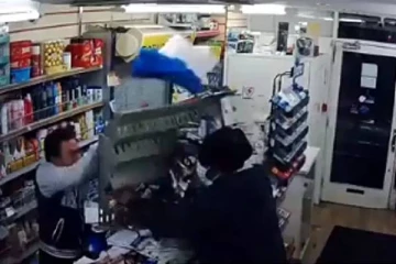 லண்டனில் துணிகர சம்பவம்... துப்பாக்கியுடன் மிரட்டியவரை துணிச்சலாக எதிர்கொண்ட கடைக்காரர்