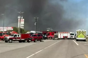 நிறுத்தப்பட்டிருந்த வாகனங்கள் மீது மோதிய விமானம்; இருவர் உயிரிழப்பு
