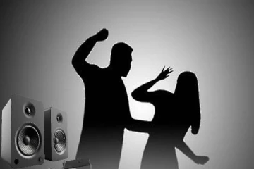 அதிக சத்தத்துடன் பாடல் ஒலிபரப்பியவரை அடித்துக் கொன்ற அயலவர்