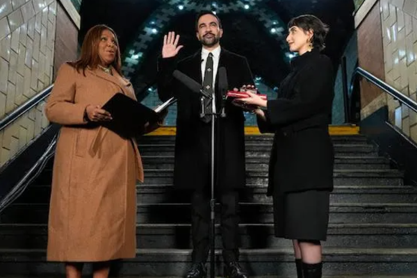 நியூயோர்க் மேயராக பதவியேற்ற மம்தானி ; அமெரிக்க வரலாற்றில் முதல்முறையாக குர்ஆன் மீது சத்தியப் பிரமாணம் | Indian Origin Person Sworn In As New York Mayor