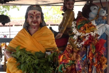 உப்பு நீரில் விளக்கெரியும் வற்றாப்பளை கண்ணகி அம்மன் தீர்த்தம் எடுக்கும் நிகழ்வு ; கடலென குவிந்த பக்தர்கள்