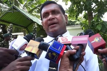 මීගමුව ගැටුමෙන් මියගිය ජෙයිලර්ට උගුරේ පිළිකාවක් - දිට්වා වලින් ගේ සම්පුර්ණයෙන් ගිහින් ඉන්න තැනක්වත් තිබ්බේ නෑ - දිවිහිමියෙන් සේවය කළ නිළධාරියා ගැන සංවේදී හෙළිදරව්වක් [VIDEO]