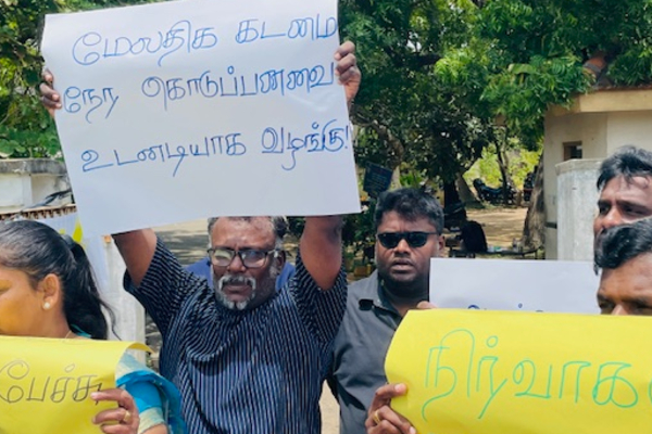 மேலதிக கொடுப்பனவை வழங்குமாறு கோரி அரச சித்த மருத்துவ அதிகாரிகள் போராட்டம் | Govt Siddha Doctors Protest For Allowance