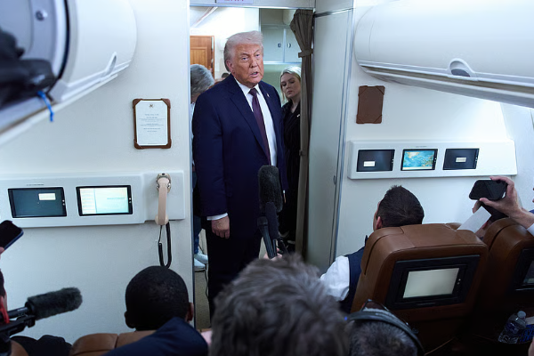 ஈரானை நோக்கி செல்லும் அமெரிக்காவின் மிகப்பெரிய படை ; ட்ரம்ப் கொடுத்த பேரிடி | America S Biggest Military Force Moves Toward Iran