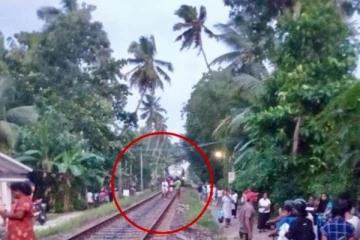 யாழில் கோர விபத்து ; மோட்டார் சைக்கிள் ரயில் மோதி இளைஞர் படுகாயம்