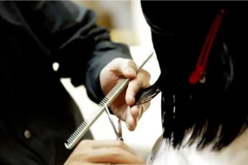 தவறாக ஹேர்கட் செய்யப்பட்ட பெண்ணுக்கு ரூ.2 கோடி இழப்பீடு : நுகர்வோர்  ஆணையம் அதிரடி உத்தரவு