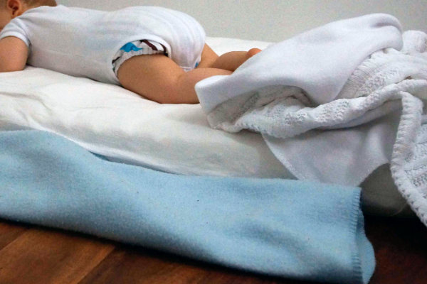 மெத்தையில் இருந்து தவறி வீழ்ந்த குழந்தை பரிதாப உயிரிழப்பு | A Child Died After Falling Bed In Chennai