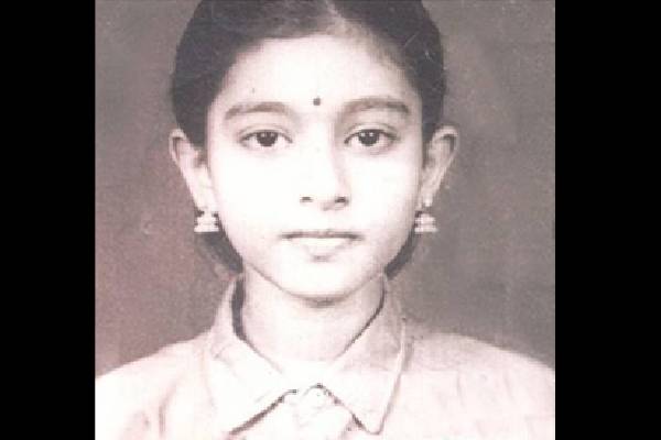 விஜய், அஜித், சூர்யா என அனைத்து முன்னணி நடிகர்களுடன் நடித்த இந்த நடிகை யார் என்று தெரிகிறதா, இதோ | Actress Childhood Photos