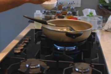 ஸ்பெஷல் சிக்கன் சமைத்த சூப்பர் ஸ்டார்.. மனைவிக்கும் கொடுத்து அசத்தல்! வாயடைத்து போன ரசிகர்கள்