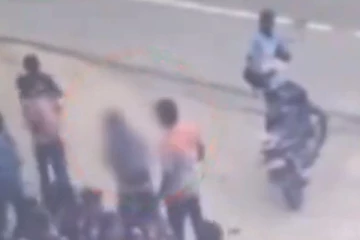 மாணவியை நடுரோட்டில் மோசமாக தாக்கிய ஆசிரியர் - ஷாக் வீடியோ காட்சிகள்!