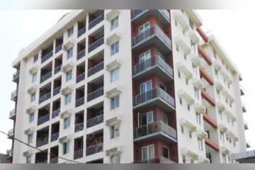 கொழும்பில் மாடி வீட்டு தொகுதியில் இருந்து கீழே விழுந்த இளைஞன் உயிரிழப்பு