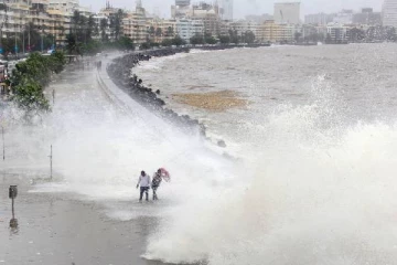 கொலம்பியாவில் நூற்றாண்டிலேயே பதிவாகிய மோசமான புயல்!மீட்பு பணியில் ஹெலிகாப்டர் குழுவினர்