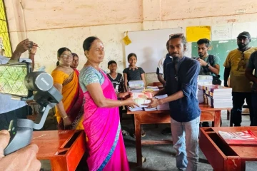 கோட்டா கோ கம போராட்டக்காரர்கள் கிளிநொச்சி மாணவர்களுக்கு புத்தகம் அன்பளிப்பு