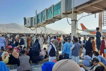 காபூல் விமான நிலையத்தில் அமெரிக்க துருப்புகளின் அட்டூழியம்... 3 பேர் பலி: சிதறி ஓடிய மக்களின் காணொளி