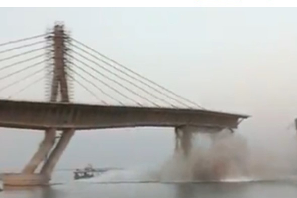 2வது முறை; கங்கை ஆற்றில் இடிந்து விழுந்த பிரம்மாண்ட பாலம் - ஷாக் வீடியோ | Bridge Collapses Into River In Bihar Video 2வது முறை; கங்கை ஆற்றில் இடிந்து விழுந்த பிரம்மாண்ட பாலம் - ஷாக் வீடியோ | Bridge Collapses Into River In Bihar Video