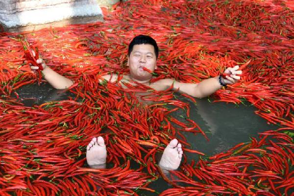 சீனாவில் ஹொட்பாட் குளியல் முறை ; சுற்றுலா துறையில் புதிய முயற்சி | Bathing Chilies Improves Blood Circulation Inchina சீனாவில் ஹொட்பாட் குளியல் முறை ; சுற்றுலா துறையில் புதிய முயற்சி | Bathing Chilies Improves Blood Circulation Inchina