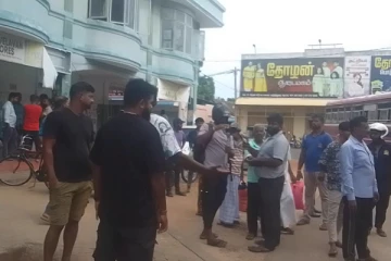 யாழ் பருத்தித்துறை சந்தையில் போராட்டத்தில் குதித்த வர்த்தகர்கள்