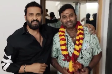 பிக் பாஸ் கூல் சுரேஷுக்கு மாலை போட்டு பாராட்டிய சந்தானம்.. வைரல் வீடியோ