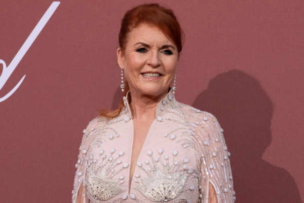 சர்ச்சையில் சிக்கியதால் நாட்டைவிட்டே வெளியேறும் இளவரசர் மனைவி | Ex Prince Andrew Wife Sarah To Left Uk