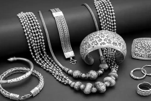 இந்த ராசியினர் தவறியும் வெள்ளி அணிவதை தவிர்க்க வேண்டுமாம் | 3 Zodiac Who Must Be Careful While Wearing Silver