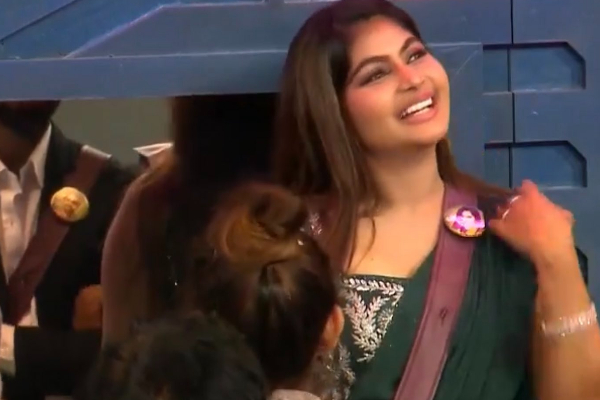 சும்மா இருந்த குயின்சிக்கு எதுக்கு இத்தனை லட்சம் சம்பளம்! கலாய்த்து தள்ளும் நெட்டிசன்கள் | Bigg Boss 6 Elimination Queency Salary