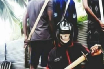 கொள்ளைச் சம்பவம் தொடர்பில் முறைப்பாடு : யாழ். இளைஞன் மீது வாள்வெட்டு தாக்குதல்