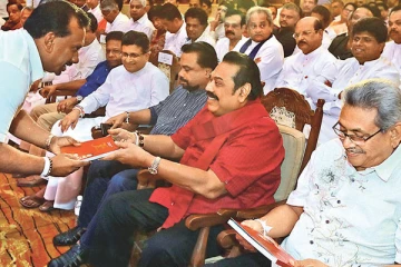 குழந்தைக்கு பிறப்பு சான்றிதழ் வழங்க சென்று பிரச்சினையில் சிக்கிக்கொண்ட அரசியல்வாதி