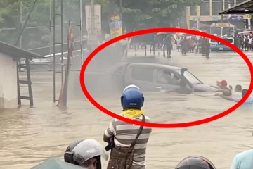 பெருகெடுத்தோடும் வெள்ளத்தில் அள்ளுண்டு சென்ற வாகனம்!