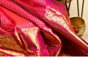 வீட்டில் பட்டுப்புடவையை துவைப்பது எப்படி?  வருடக்கணக்கில் புதிது போல தெரியனுமா? அருமையான ஐடியா